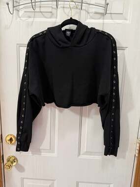 rue21 Black Eyelet Trim Raw Hem Cropped Hoodie